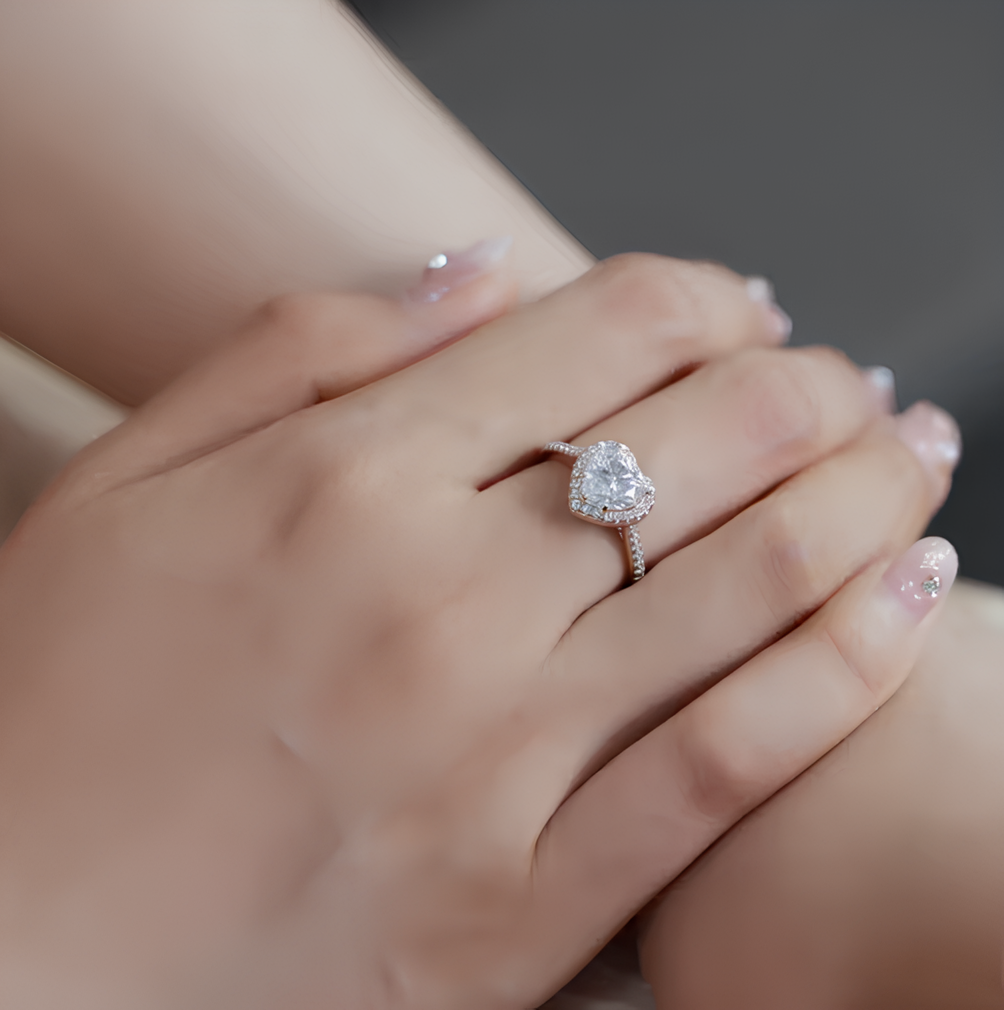 Anel Sweet Heart Moissanite Cravejado Banhado a Ouro 18k