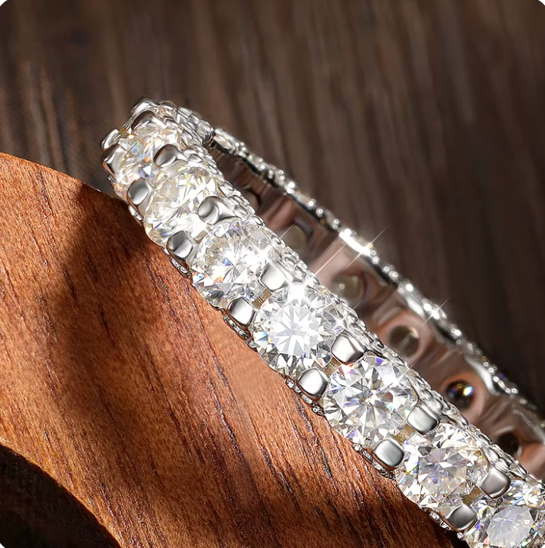 Aliança Cravejada 250 Pontos Moissanite Banhada a Ouro 18k