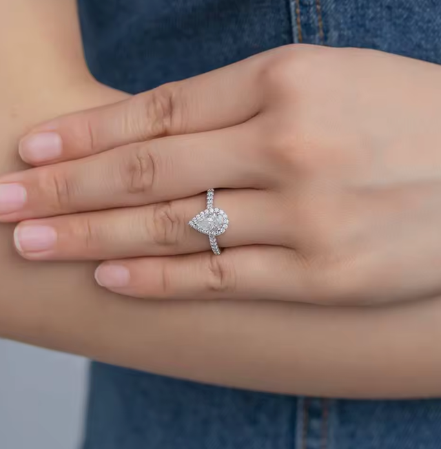 Anel Gota Moissanite Cravejado Banhado a Ouro 18k