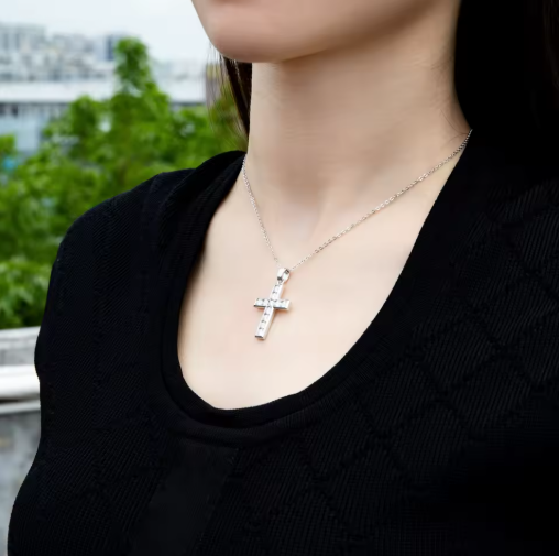 Colar Crucifixo Moissanite Cravejado Banhado a Ouro
