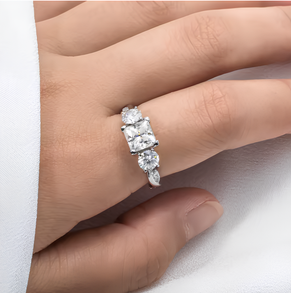 Anel Twisted Moissanite Cravejado Banhado a Ouro 18k