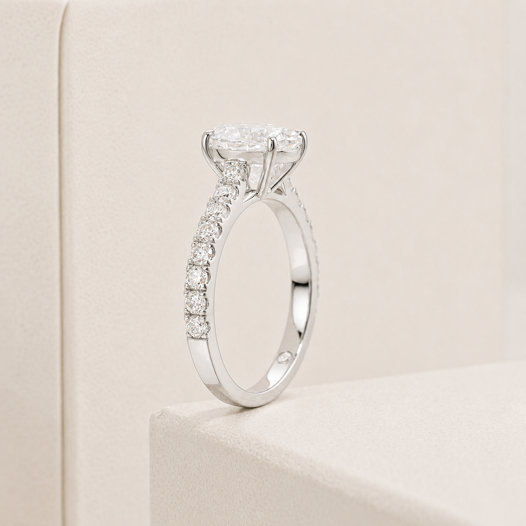Anel Zênite Oval Moissanite Cravejado Banhado a Ouro 18k
