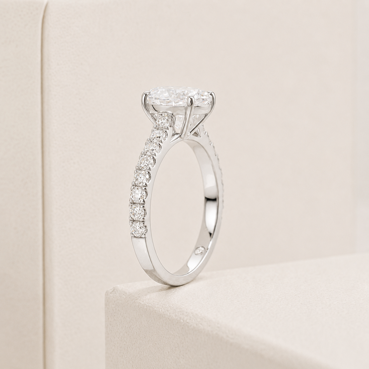 Anel Zênite Oval Moissanite Cravejado Banhado a Ouro 18k
