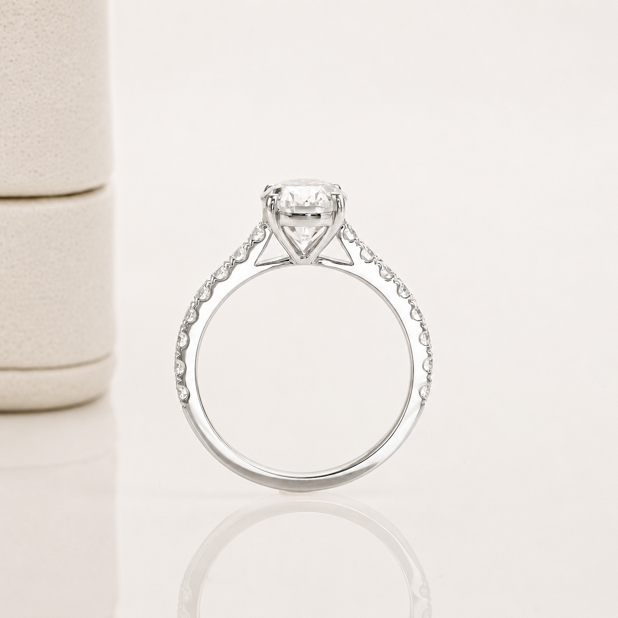 Anel Zênite Oval Moissanite Cravejado Banhado a Ouro 18k