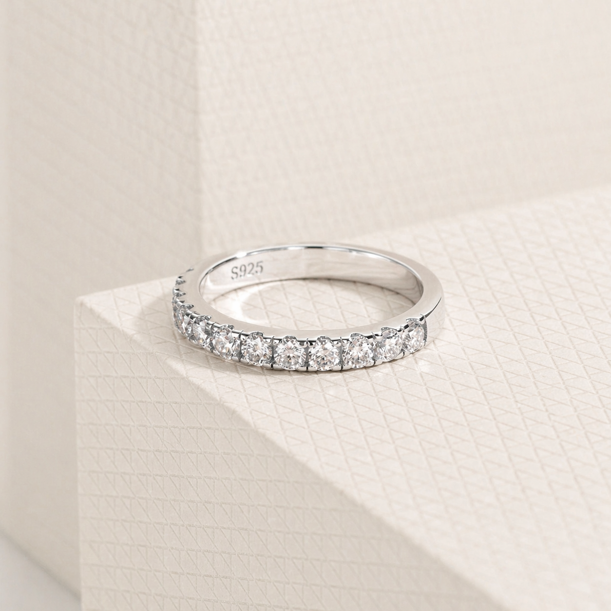 Meia Aliança Shimmer Moissanite Banhada a Ouro 18k