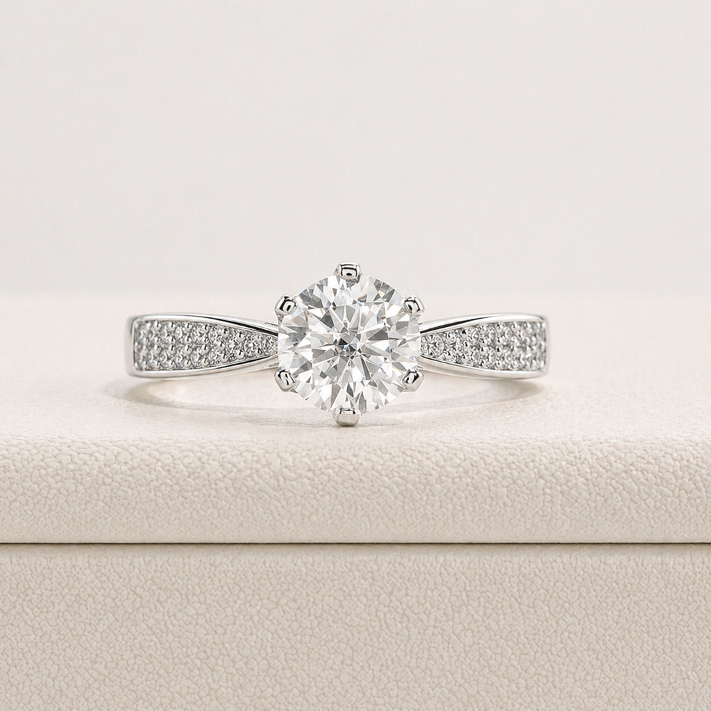 Anel Borealis Moissanite Cravejado Banhado a Ouro 18k