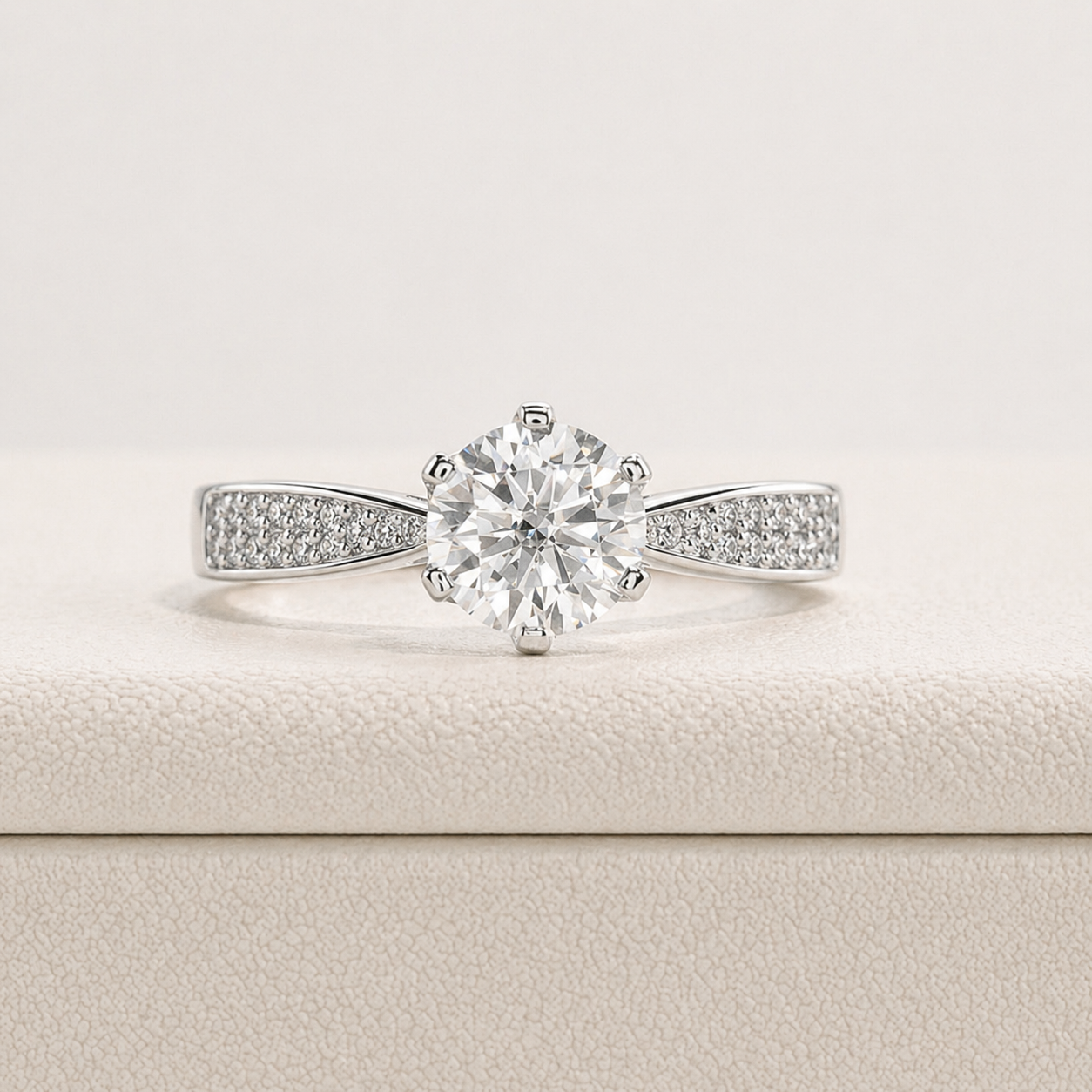 Anel Borealis Moissanite Cravejado Banhado a Ouro 18k