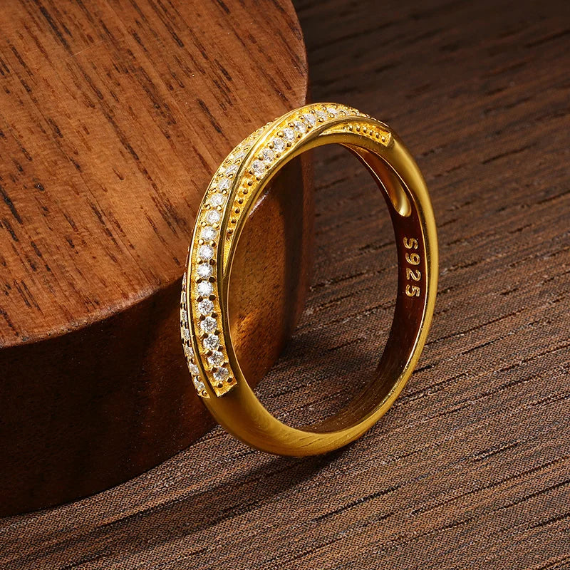 Meia Aliança Entrelaço de Luz Moissanite Banhada a Ouro 18k