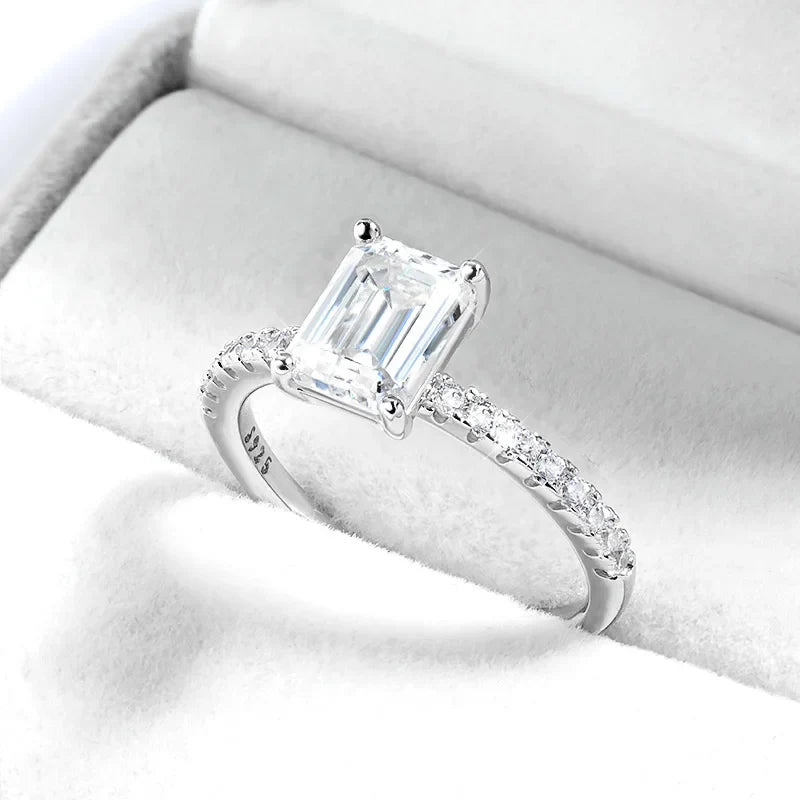 Anel Esmeralda Moissanite Cravejado Banhado a Ouro 18k