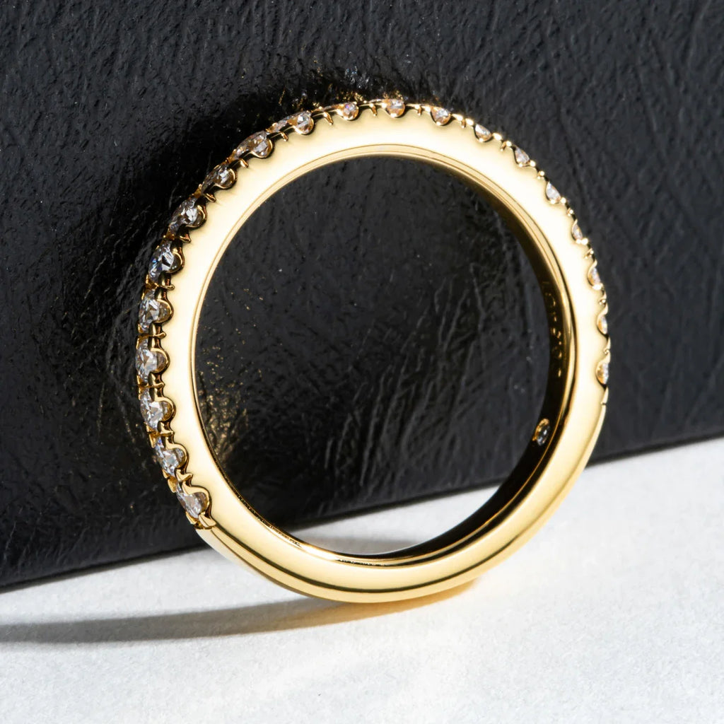 Meia Aliança Aura 54 Pontos Moissanites Banhada a Ouro 18k