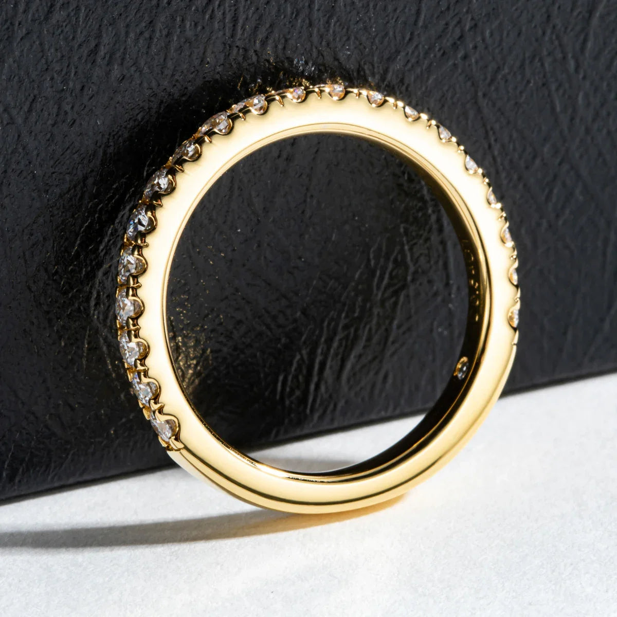 Meia Aliança Aura 54 Pontos Moissanites Banhada a Ouro 18k