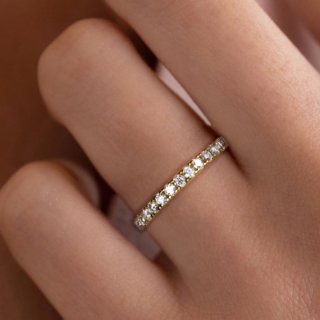 Meia Aliança Aura 54 Pontos Moissanites Banhada a Ouro 18k