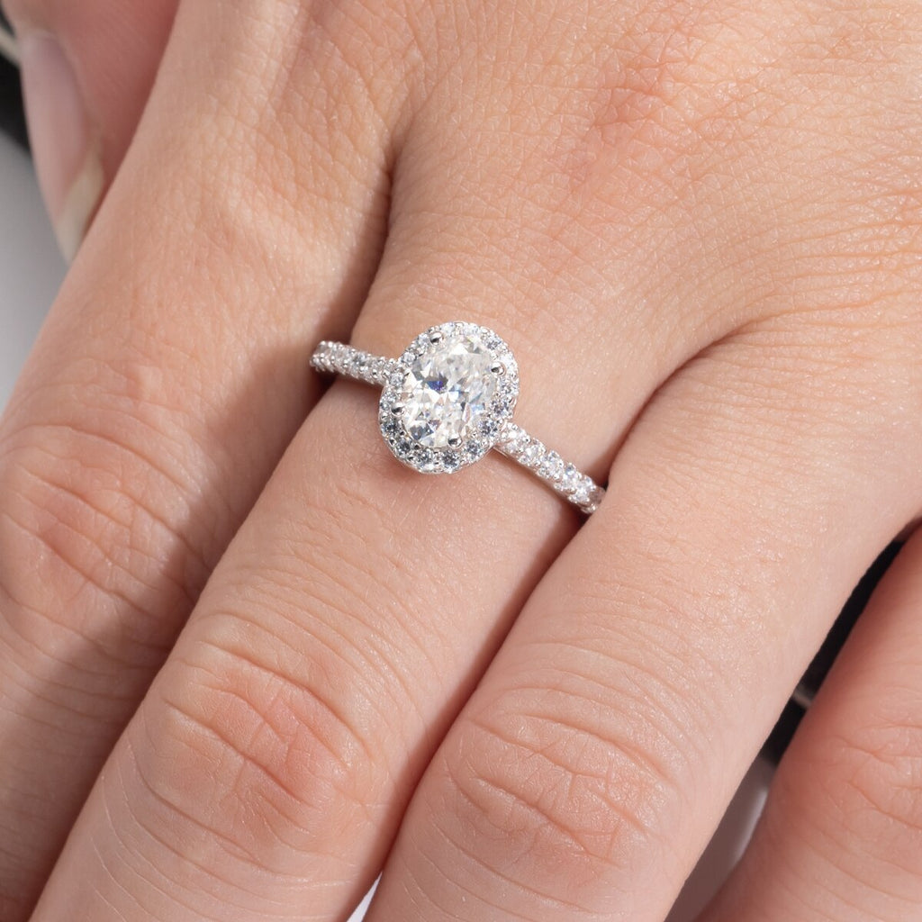 Anel Oval Moissanite Cravejado Banhado a Ouro 18k