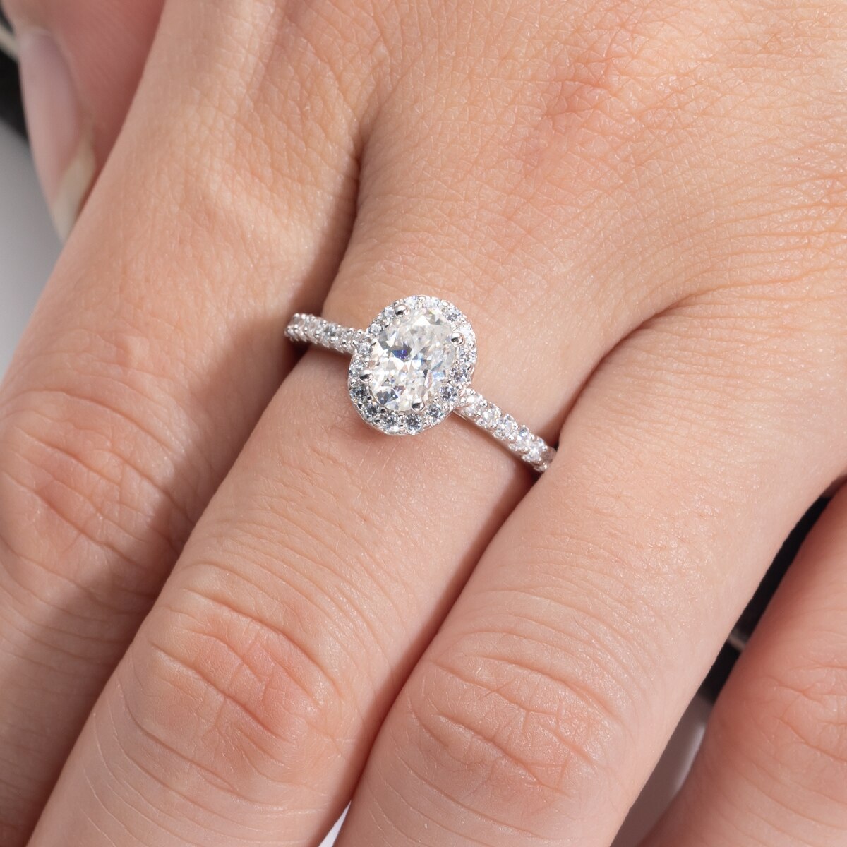 Anel Oval Moissanite Cravejado Banhado a Ouro 18k