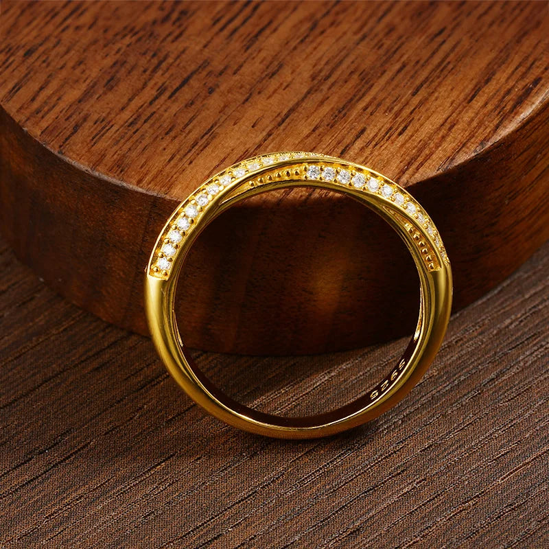 Meia Aliança Entrelaço de Luz Moissanite Banhada a Ouro 18k