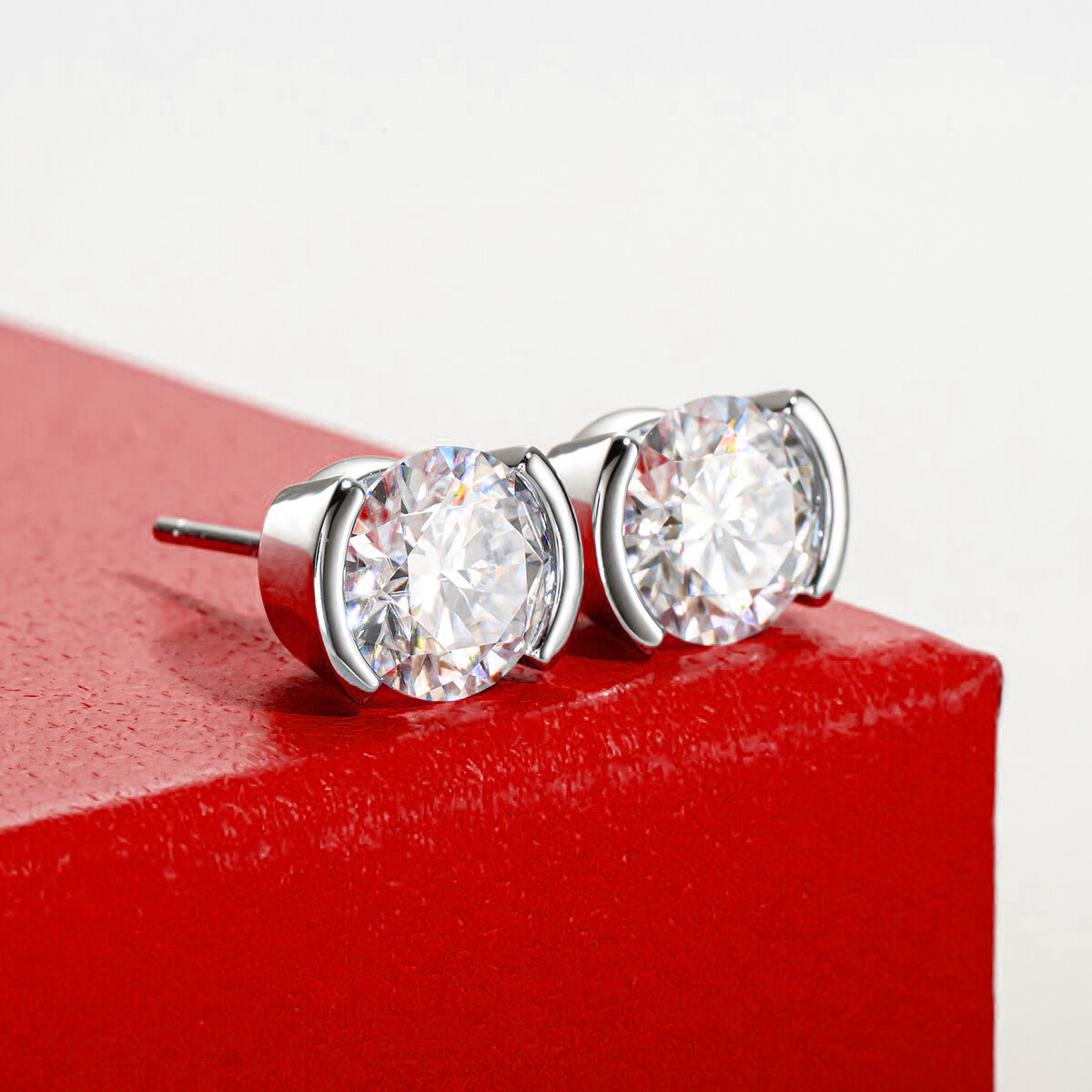 Brinco Ponto de Luz Moissanite Banhado a Ouro 18k