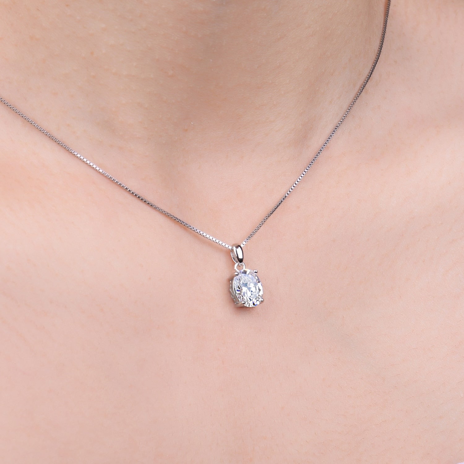 Colar Oval 4 Garras Moissanite Banhado a Ouro 18k