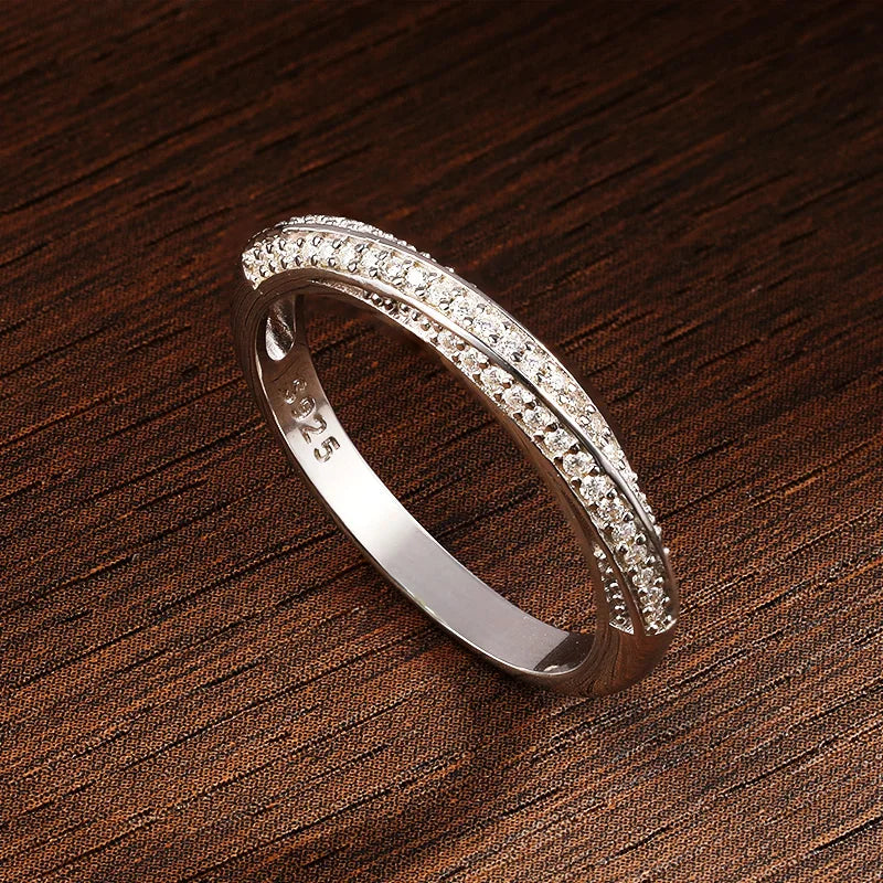 Meia Aliança Entrelaço de Luz Moissanite Banhada a Ouro 18k