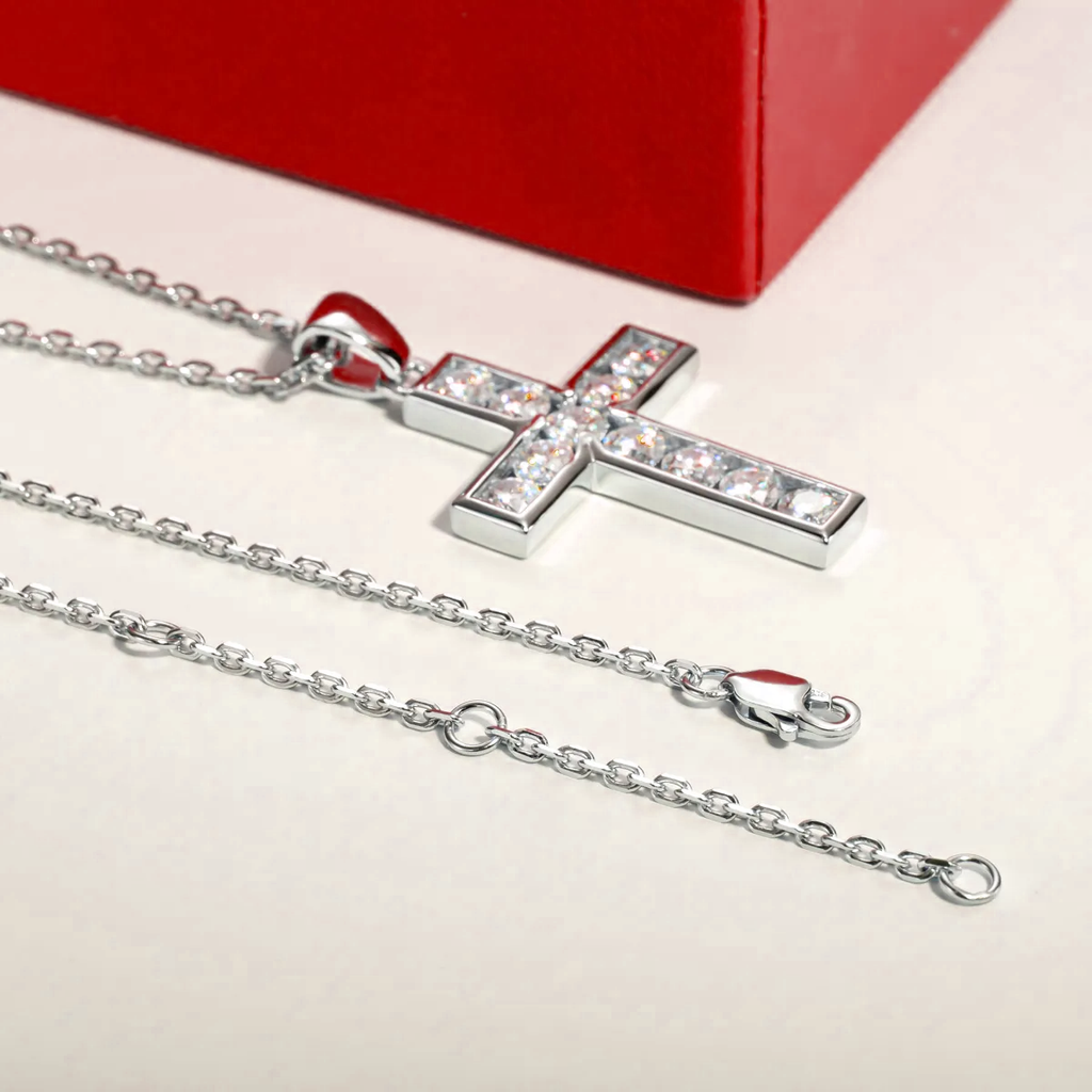 Colar Crucifixo Moissanite Cravejado Banhado a Ouro