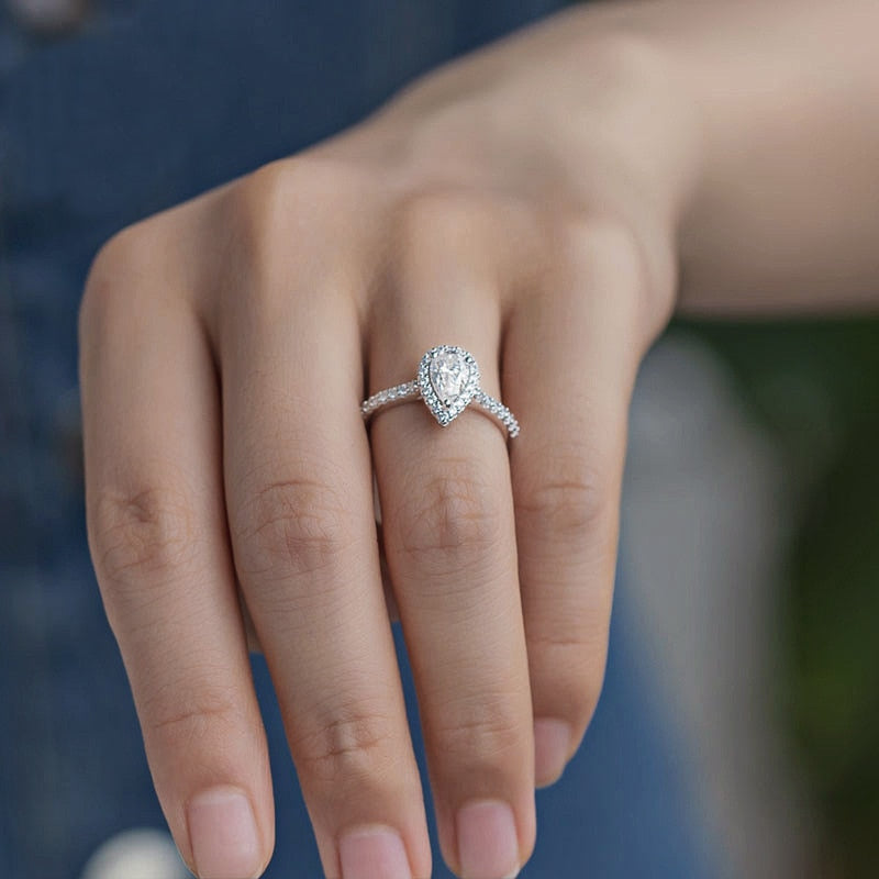 Anel Gota Moissanite Cravejado Banhado a Ouro 18k