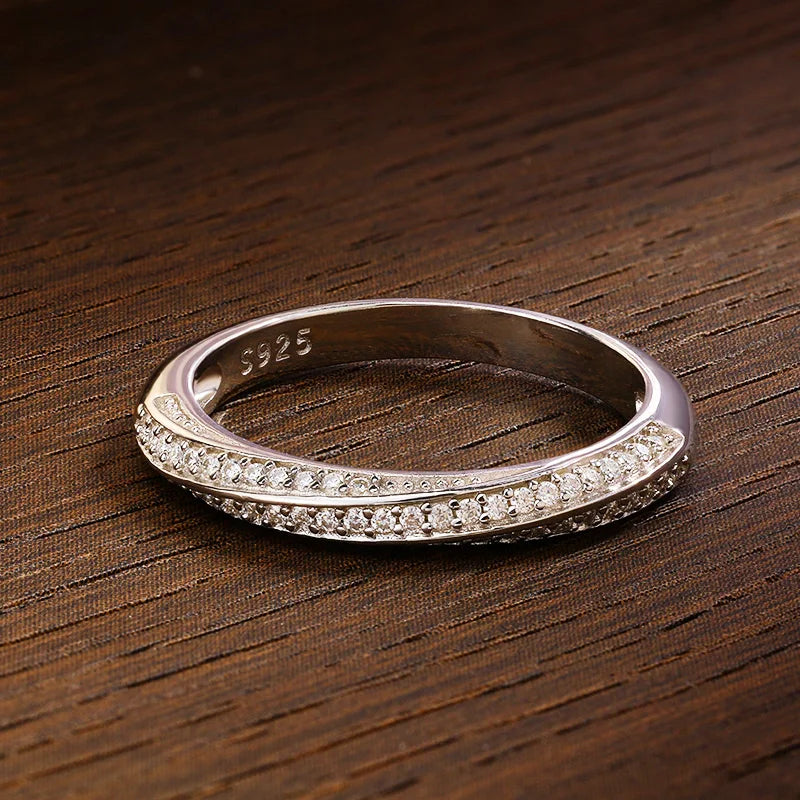 Meia Aliança Entrelaço de Luz Moissanite Banhada a Ouro 18k