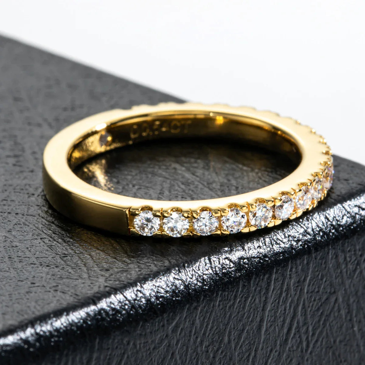 Meia Aliança Aura 54 Pontos Moissanites Banhada a Ouro 18k
