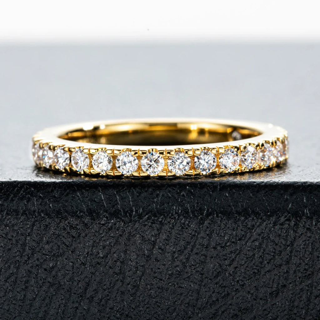 Meia Aliança Aura 54 Pontos Moissanites Banhada a Ouro 18k
