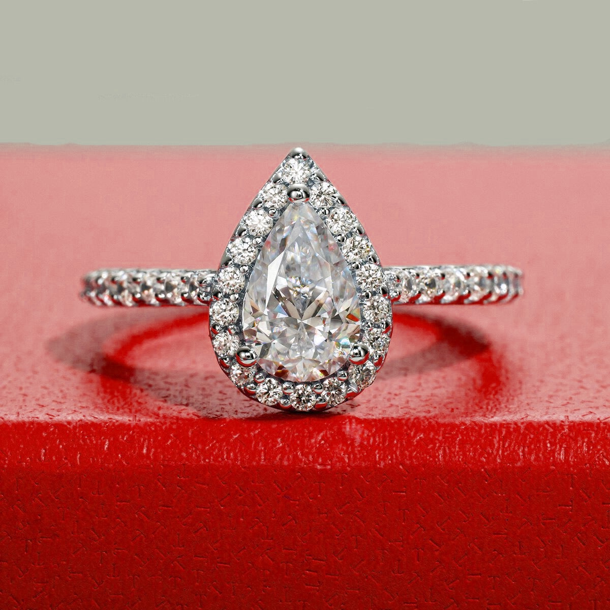 Anel Gota Moissanite Cravejado Banhado a Ouro 18k