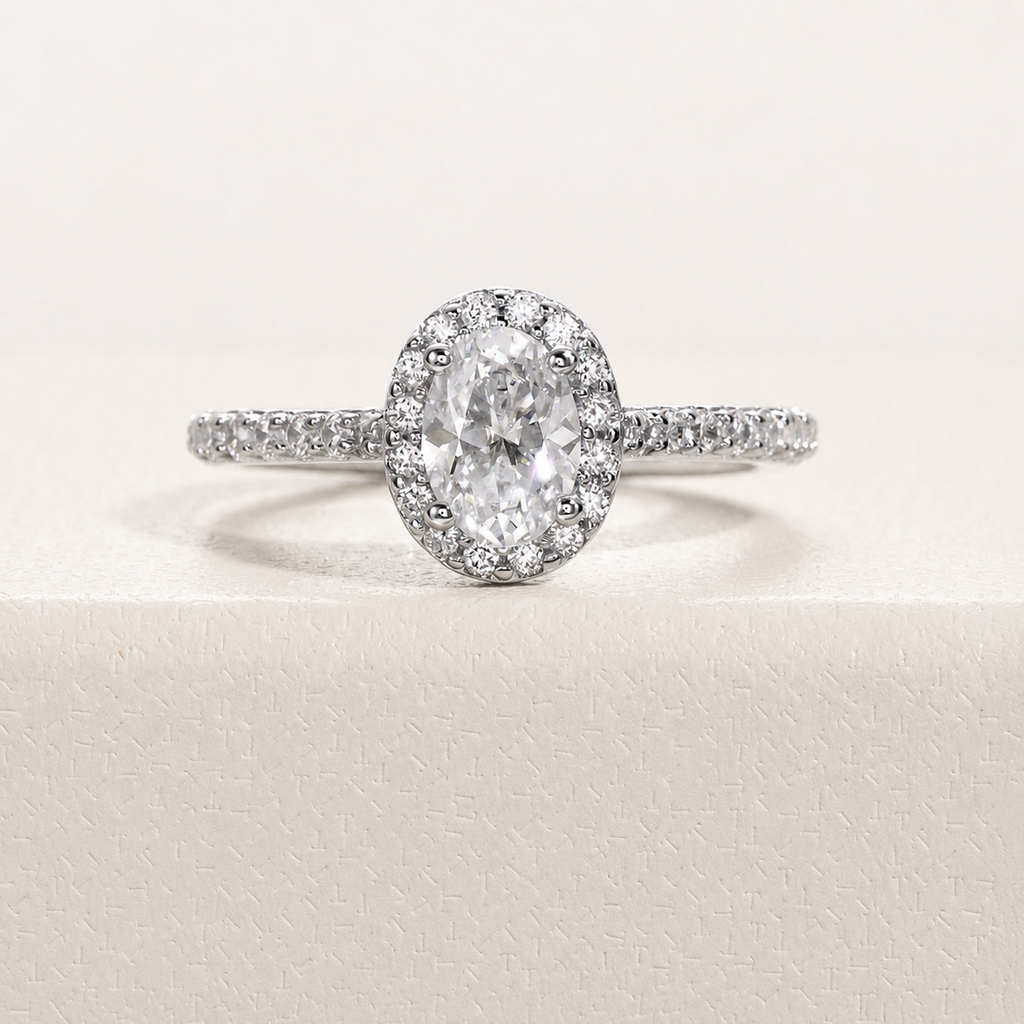Anel Oval Moissanite Cravejado Banhado a Ouro 18k