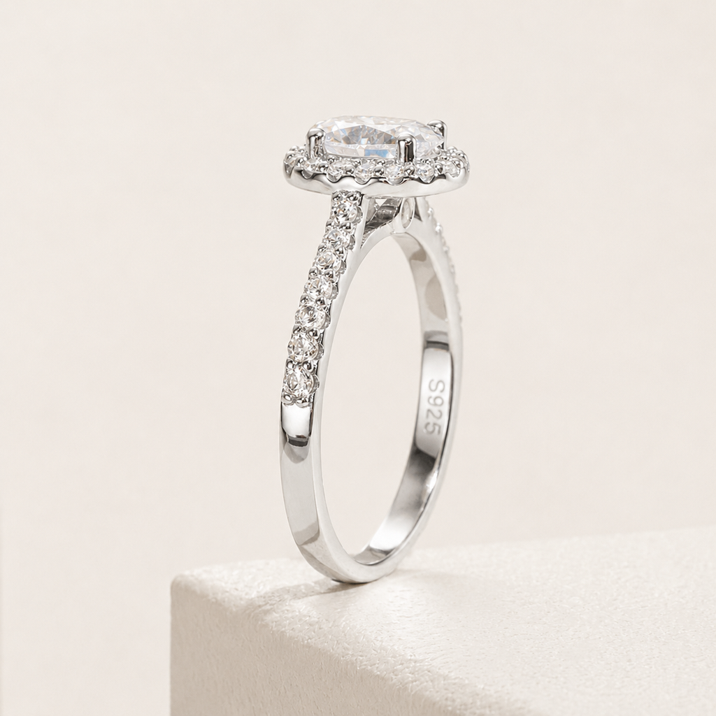 Anel Oval Moissanite Cravejado Banhado a Ouro 18k