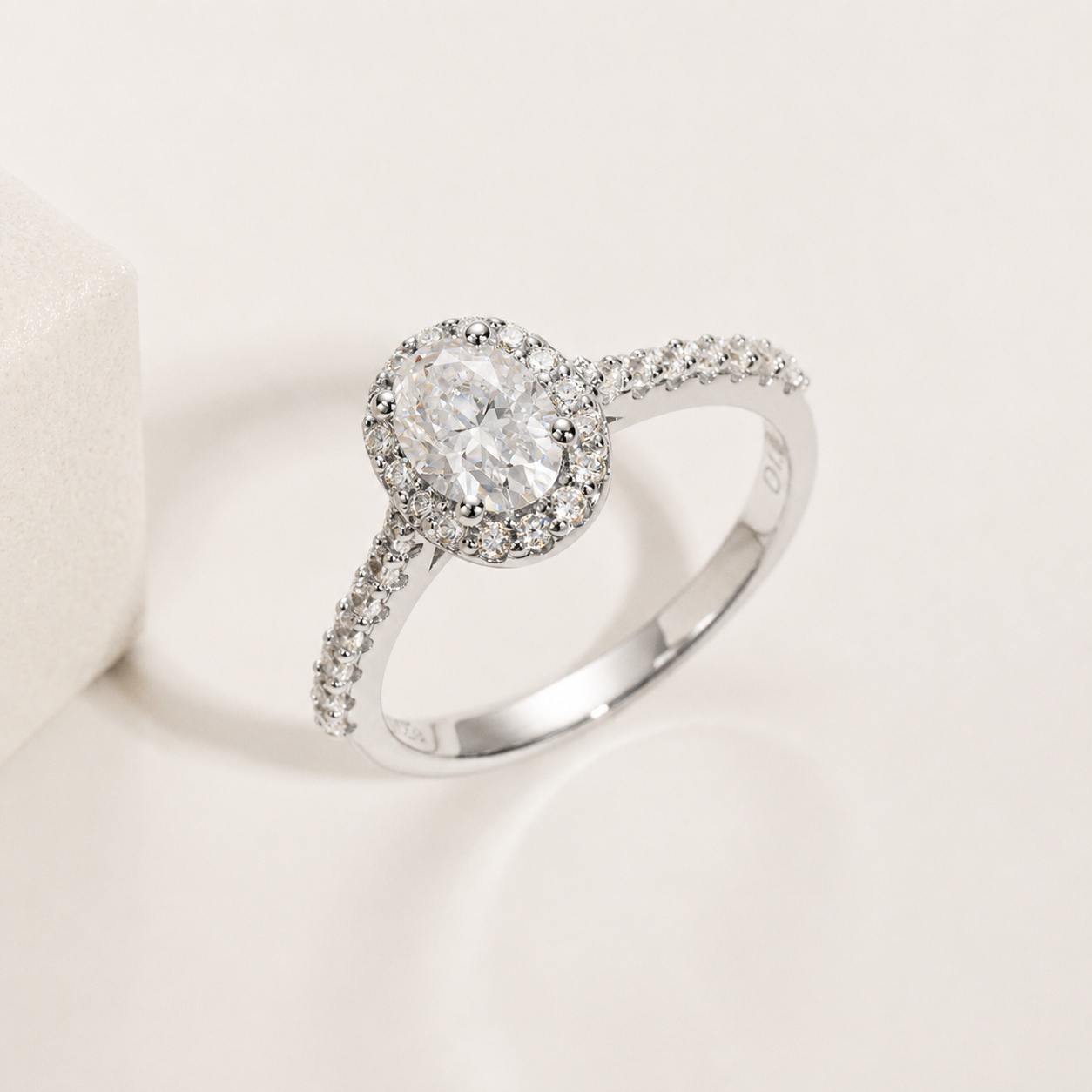 Anel Oval Moissanite Cravejado Banhado a Ouro 18k