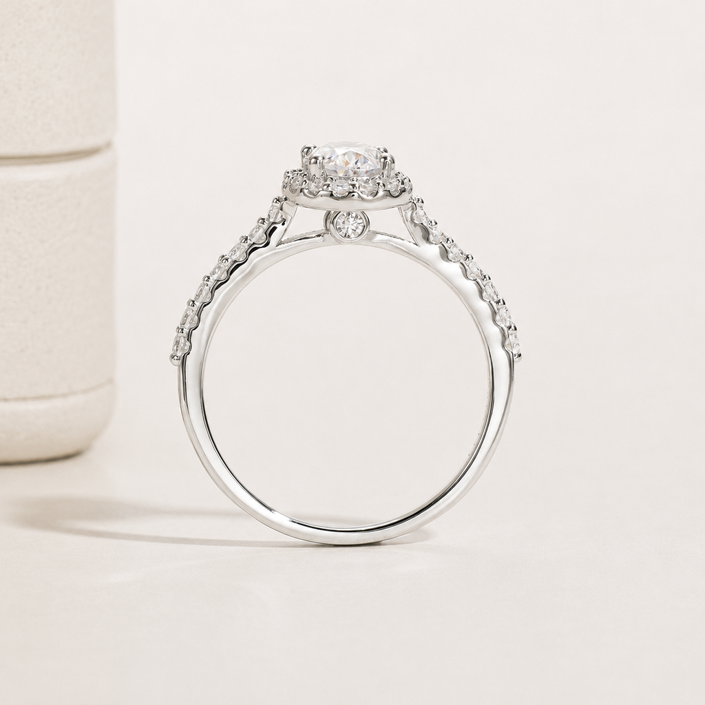 Anel Oval Moissanite Cravejado Banhado a Ouro 18k