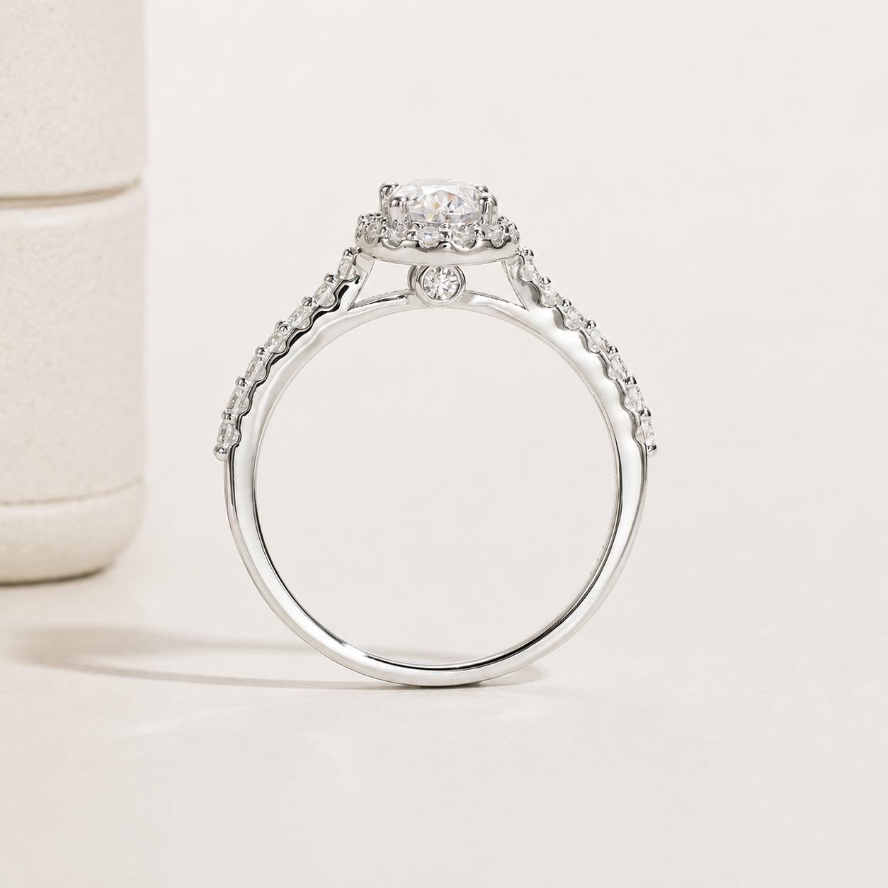 Anel Oval Moissanite Cravejado Banhado a Ouro 18k