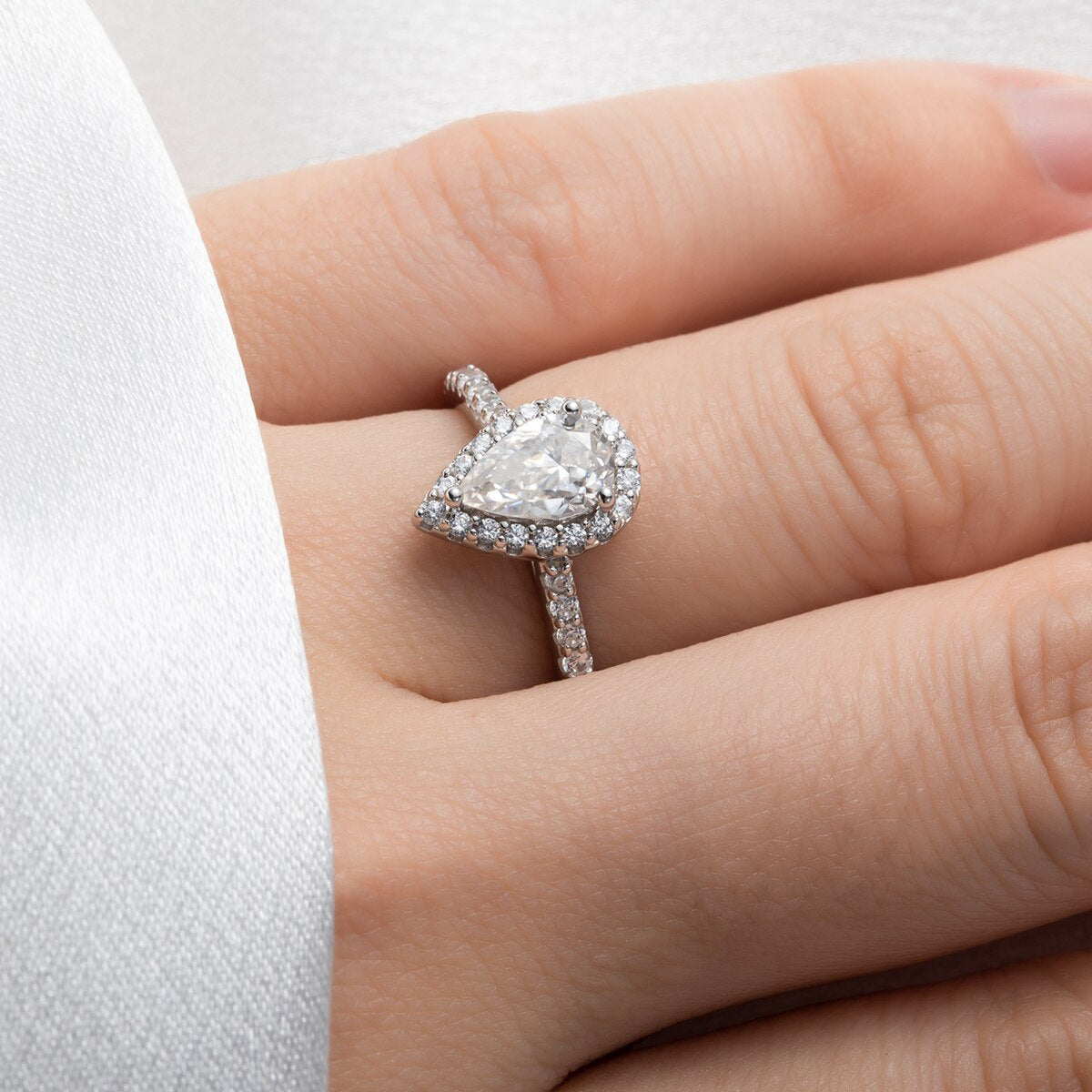 Anel Gota Moissanite Cravejado Banhado a Ouro 18k