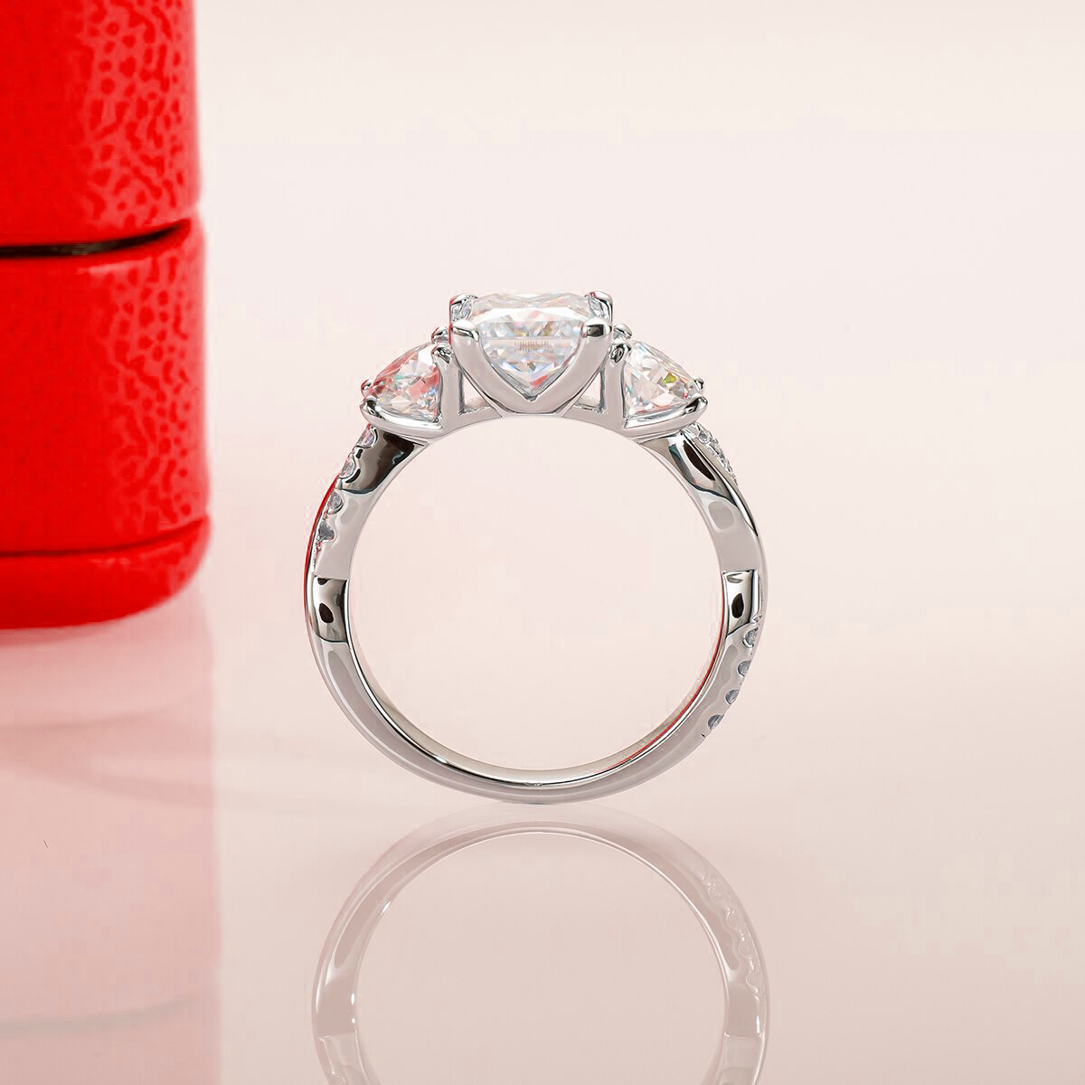 Anel Twisted Moissanite Cravejado Banhado a Ouro 18k