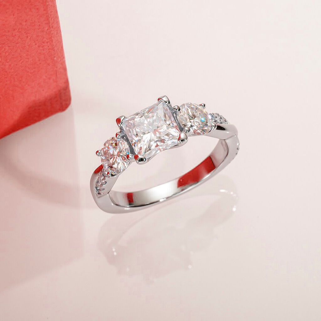 Anel Twisted Moissanite Cravejado Banhado a Ouro 18k