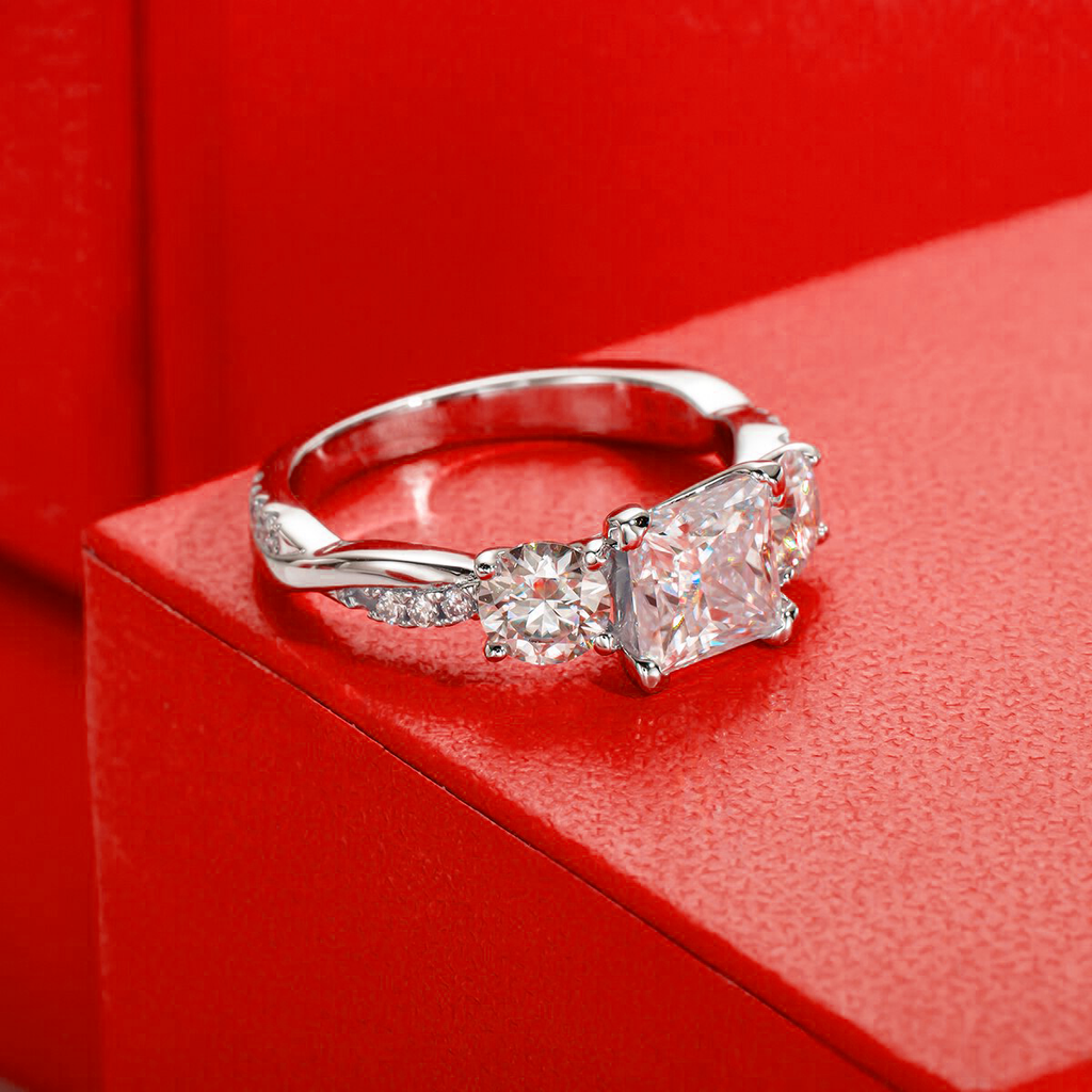 Anel Twisted Moissanite Cravejado Banhado a Ouro 18k