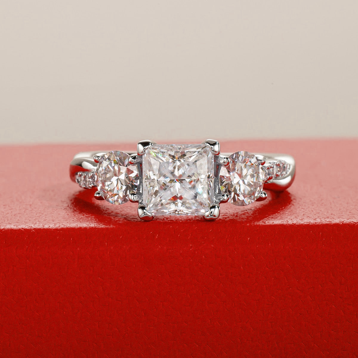 Anel Twisted Moissanite Cravejado Banhado a Ouro 18k